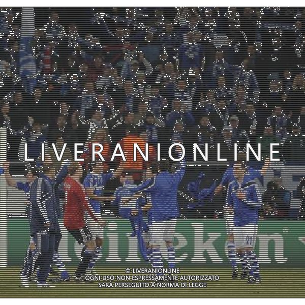 Fussball, 09.03.2011 CL, Champions League, Achtelfinale, Saison 2010/2011 FC Schalke 04 - FC Valencia 3:1 Jubel, Tanz der Schalker Spieler vor den Fans CALCIO Champions League, FC Schalke 04 - FC Valencia ©FIROSPORTPHOTO/AG ALDO LIVERANI SAS - ITALY ONLY - *** Local Caption *** .