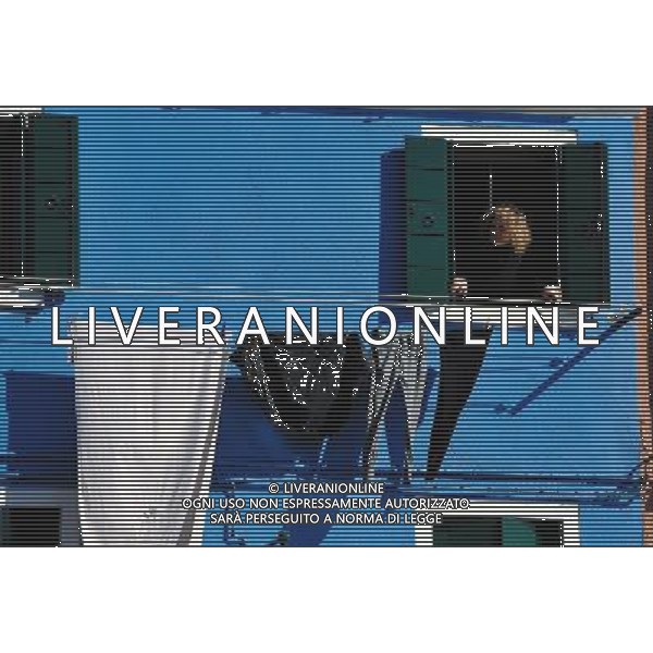 (110309) -- VENICE, March 9, 2011 () -- A woman stretches out to air clothes from the window of her brightly-painted house at Burano, an outlying island northeast of Venice, Italy, March 8, 2011. Villagers of the island have a long tradition to paint their houses colorfully, which today have become the main feature of the island. (/Wang Qingqin) (wjd) Vista della citta\' AG. ALDO LIVERANI SAS ITALY ONLY *** Local Caption *** .