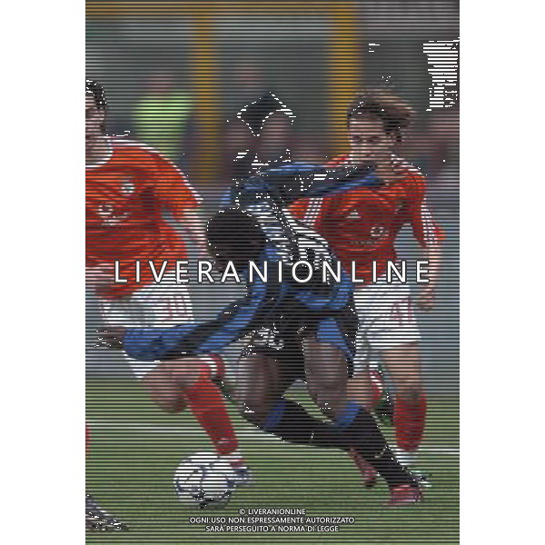 Inter-Benfica Coppa uefa 25/03/2004 nella foto martins tra tiago mendes e pereira joao foto marco luzzani/agenzia aldo liverani