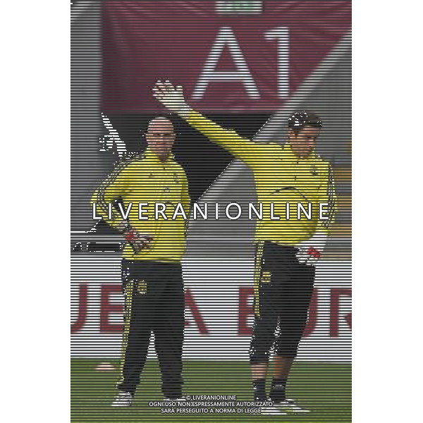20110309: BRAGA, PORTUGAL - Liverpool FC training session before Europa League match against SC Braga. In picture: Pepe Reina and Brad Jones. PHOTO: Pedro Benavente/CITYFILES LIGA EUROPY UEFA SEZON 2010/2011 PILKA NOZNA TRENING LIVERPPOL PRED MECZEM Z BRAGA FOT. CITYFILES/NEWSPIX.PL PORTUGAL,BRAZIL,SPAIN,GERMANY,FRANCE,UK OUT !!! --- Newspix.pl ALLENAMENTO E CONFERENZA STAMPA DEL LIVERPOOL CALCIO A BRAGA ©AG ALDO LIVERANI SAS - ITALY ONLY - *** Local Caption *** .
