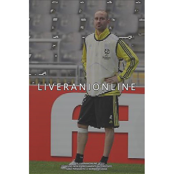 20110309: BRAGA, PORTUGAL - Liverpool FC training session before Europa League match against SC Braga. In picture: Raul Meireles. PHOTO: Pedro Benavente/CITYFILES LIGA EUROPY UEFA SEZON 2010/2011 PILKA NOZNA TRENING LIVERPPOL PRED MECZEM Z BRAGA FOT. CITYFILES/NEWSPIX.PL PORTUGAL,BRAZIL,SPAIN,GERMANY,FRANCE,UK OUT !!! --- Newspix.pl ALLENAMENTO E CONFERENZA STAMPA DEL LIVERPOOL CALCIO A BRAGA ©AG ALDO LIVERANI SAS - ITALY ONLY - *** Local Caption *** .