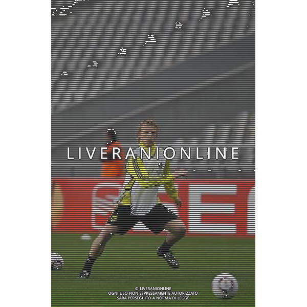 20110309: BRAGA, PORTUGAL - Liverpool FC training session before Europa League match against SC Braga. In picture: Kuyt. PHOTO: Pedro Benavente/CITYFILES LIGA EUROPY UEFA SEZON 2010/2011 PILKA NOZNA TRENING LIVERPPOL PRED MECZEM Z BRAGA FOT. CITYFILES/NEWSPIX.PL PORTUGAL,BRAZIL,SPAIN,GERMANY,FRANCE,UK OUT !!! --- Newspix.pl ALLENAMENTO E CONFERENZA STAMPA DEL LIVERPOOL CALCIO A BRAGA ©AG ALDO LIVERANI SAS - ITALY ONLY - *** Local Caption *** .