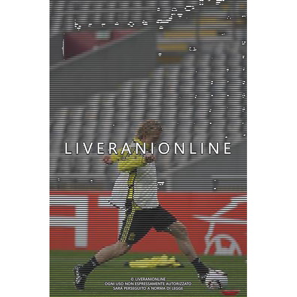 20110309: BRAGA, PORTUGAL - Liverpool FC training session before Europa League match against SC Braga. In picture: Kuyt. PHOTO: Pedro Benavente/CITYFILES LIGA EUROPY UEFA SEZON 2010/2011 PILKA NOZNA TRENING LIVERPPOL PRED MECZEM Z BRAGA FOT. CITYFILES/NEWSPIX.PL PORTUGAL,BRAZIL,SPAIN,GERMANY,FRANCE,UK OUT !!! --- Newspix.pl ALLENAMENTO E CONFERENZA STAMPA DEL LIVERPOOL CALCIO A BRAGA ©AG ALDO LIVERANI SAS - ITALY ONLY - *** Local Caption *** .