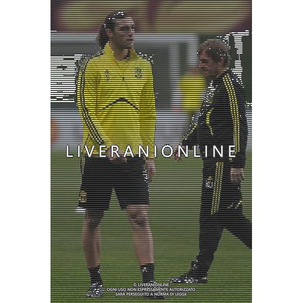 20110309: BRAGA, PORTUGAL - Liverpool FC training session before Europa League match against SC Braga. In picture: Andy Carroll and Kenny Dalglish. PHOTO: Pedro Benavente/CITYFILES LIGA EUROPY UEFA SEZON 2010/2011 PILKA NOZNA TRENING LIVERPPOL PRED MECZEM Z BRAGA FOT. CITYFILES/NEWSPIX.PL PORTUGAL,BRAZIL,SPAIN,GERMANY,FRANCE,UK OUT !!! --- Newspix.pl ALLENAMENTO E CONFERENZA STAMPA DEL LIVERPOOL CALCIO A BRAGA ©AG ALDO LIVERANI SAS - ITALY ONLY - *** Local Caption *** .