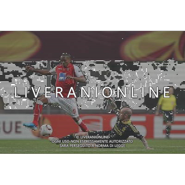 20110310: BRAGA, PORTUGAL - SC Braga vs Liverpool FC: Europa League 2010/2011, round of 8, 1st leg. In picture: Paulo Cesar and Raul Meireles. PHOTO: Pedro Benavente/CITYFILES LIGA EUROPY UEFA SEZON 2010/2011 PILKA NOZNA BRAGA - LIVERPOOL FOT. CITYFILES/NEWSPIX.PL PORTUGAL,BRAZIL,SPAIN,GERMANY,FRANCE,UK OUT !!! --- Newspix.pl EUROIPA LEAGUE BRAGA-LIVERPOOL ©AG ALDO LIVERNAI SAS - ITALY ONLY - *** Local Caption *** .