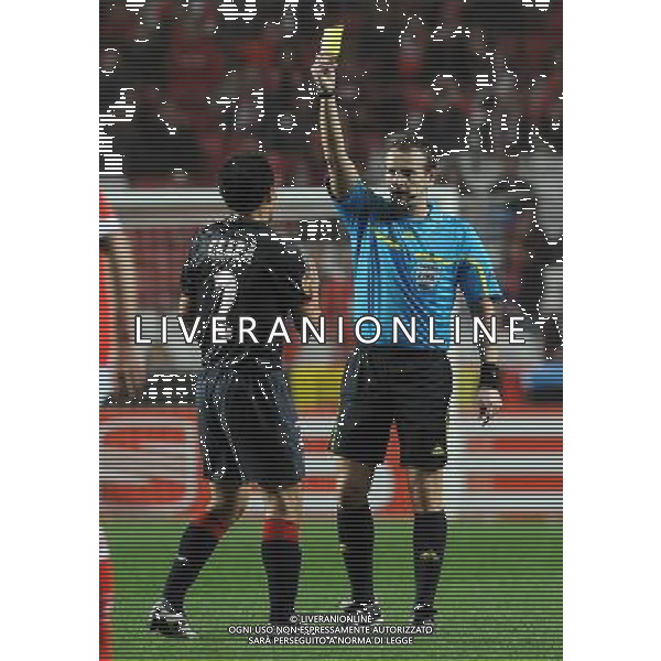 20110310: LISBON, PORTUGAL - SL Benfica vs PSG (Paris Saint Germain): Europa League 2010/2011, round of 8, 1st leg. In picture: Ceara (PSG) and Pavel Kralovec (Referee). PHOTO: Alvaro Isidoro/CITYFILES LIGA EUROPY UEFA SEZON 2010/2011 PILKA NOZNA BENFICA LIZBONA vs PSG FOT. CITYFILES/NEWSPIX.PL PORTUGAL,BRAZIL,SPAIN,GERMANY,FRANCE,UK OUT !!! --- Newspix.pl EUROPA LEAGUE BENFICA PSG ©AG ALDO LIVERANI SAS - ITALY ONLY - *** Local Caption *** .