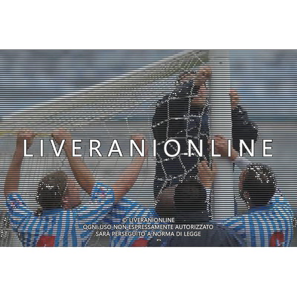 Lega Pro 1¡ Divisione Girone A 2010/2011 26¡Giornata Ferrara - 13.03.2011 Spal-Sorrento Nella Foto:I giocatori della spal aiutano il custode a riparare la rete /Ph.Vitez-Ag. Aldo Liverani