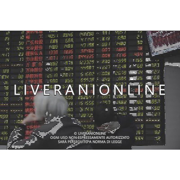 CINA - Azionisti guardano uno i valori su un screenboard in una borsa valori di Hangzhou, capitale della Cina orientale della provincia di Zhejiang ©Ju Huanzong/photoshot/ALD LIVERANI SAS ITALY ONLY