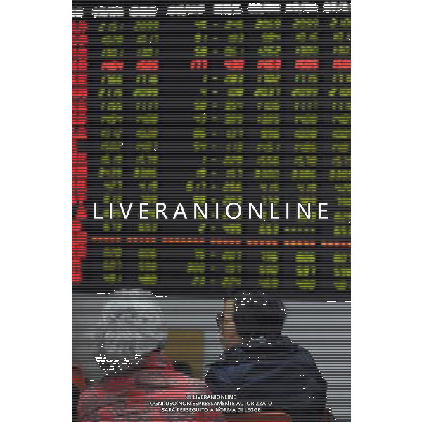 CINA - Azionisti guardano uno i valori su un screenboard in una borsa valori di Hangzhou, capitale della Cina orientale della provincia di Zhejiang ©Ju Huanzong/photoshot/ALD LIVERANI SAS ITALY ONLY