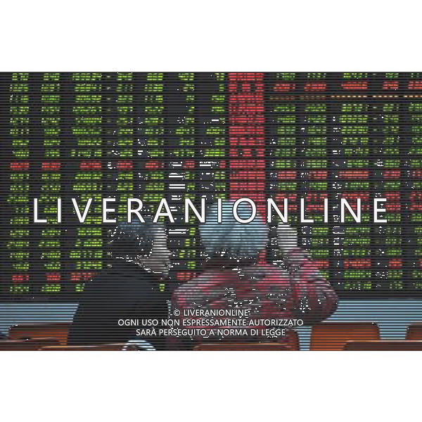 (CINA - Azionisti guardano uno i valori su un screenboard in una borsa valori di Hangzhou, capitale della Cina orientale della provincia di Zhejiang ©Ju Huanzong/photoshot/ALD LIVERANI SAS ITALY ONLY