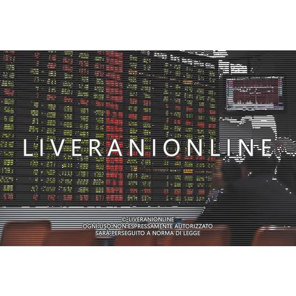 CINA - Azionisti guardano uno i valori su un screenboard in una borsa valori di Hangzhou, capitale della Cina orientale della provincia di Zhejiang ©Ju Huanzong/photoshot/ALD LIVERANI SAS ITALY ONLY