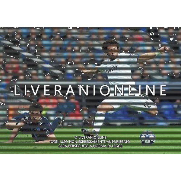 (110317) -- MADRID, March 17, 2011 () -- Marcelo Vieira da Silva Junior (R) of Real Madrid shoots during the match against Olympique Lyon at the 2010/11 UEFA Champions League at Santiago Bernabeu Stadium in Madrid on March 16, 2011. Madrid defeated Lyon by 3-0. On aggregate 4-1, Real Madrid completed the lineup for quarter finals. (/Chen Haitong) (lm) AG ALDO LIVERANI S A S ONLY ITALY