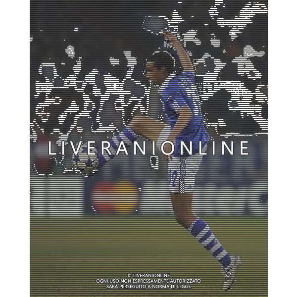 firo : Fu§ball,Fussball, 09.03.2011 CL, Champions League, Achtelfinale, Saison 2010/2011 FC Schalke 04 - FC Valencia 3:1 Einzelaktion Joel MATIP, Schalke $worldrightsEs gelten unsere AGB, einsehbar auf AG. ALDO LIVERANI SAS ITALY ONLY *** Local Caption *** .