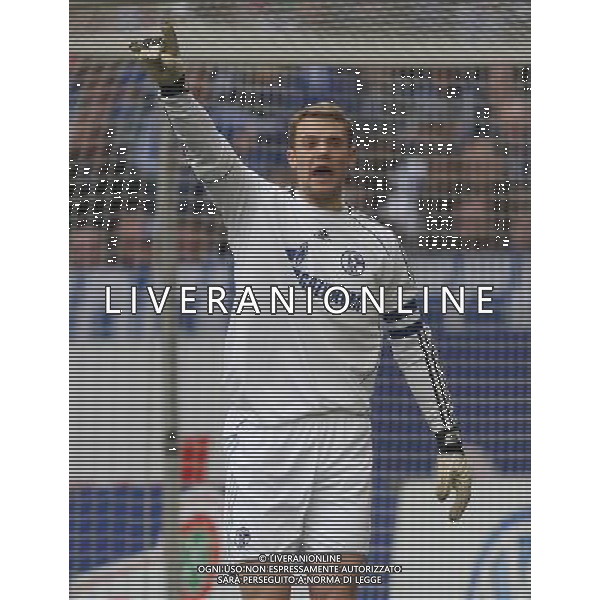 firo FuÃŸball,Fussball, 12.03.2011 1.Bundesliga, Saison 2010/2011 FC Schalke 04 - Eintracht Frankfurt (2:1) Schalke, Torwart, Manuel Neuer, halbe Figur, Gestik $worldrightsEs gelten unsere AGB, einsehbar auf www.firosportphoto.de copyright by firo sportphoto: Pfefferackerstr. 2aÂ  45894 G e l s e n k i r c h e n AG. ALDO LIVERANI SAS ITALY ONLY *** Local Caption *** .