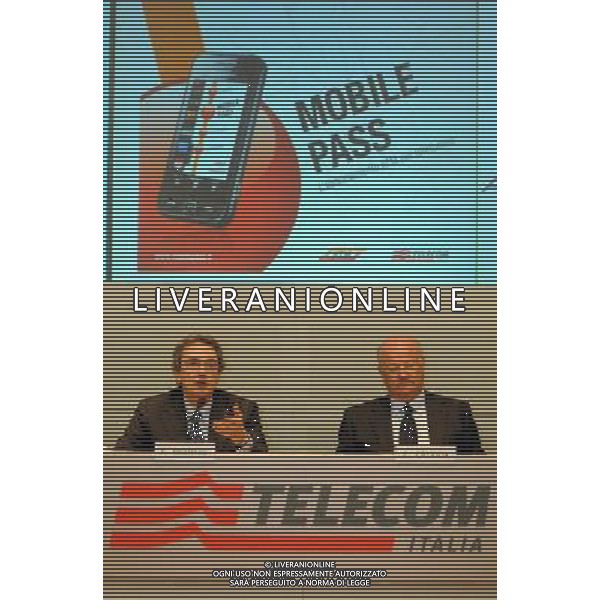 MILANO 22/3/2011 TELECOM ITALIA P.zza AFFARI, 2 TELECOM ITALIA ED ATM PRESENTANO \'PASS MOBIL\', L\' ABBONAMENTO ATM SUL TELEFONINO NELLA FOTO FRANCO BERNABE\' ED ELIO CATANIA FOTO ROMANO/AG ALDO LIVERANI