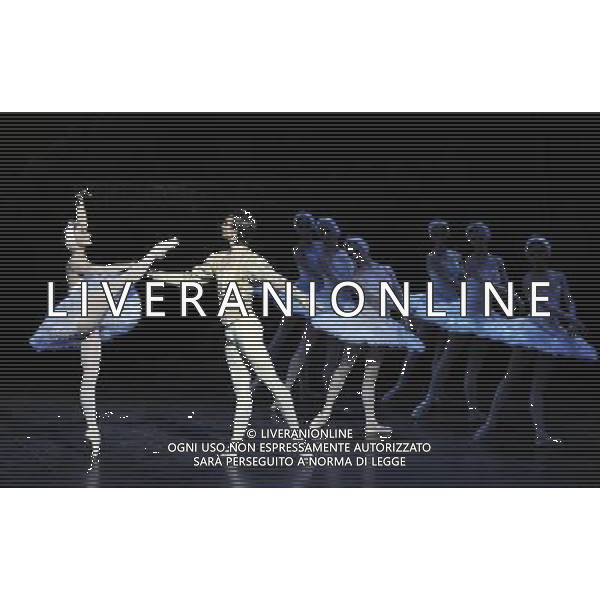 Swan Lake performance at the Coliseum in London Great Britain on 22 March 2011. (FACUNDO ARRIZABALAGA) ©photoshot/Agenzia Aldo Liverani Sas - ITALY ONLY - Ballerini di danza classica durante la rappresentazione dello spettacolo teatrale \'Il Lago dei Cigni\' al Teatro Colosseo di Londra, Inghilterra 22 marzo 2011.