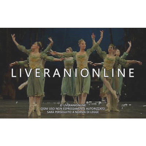 LONDON, UNITED KINGDOM MARCH 22 : Pic Shows Dress Rehearsal for Swan Lake at the Coliseum theater on March, 22nd, 2011 in London, England ©photoshot/Agenzia Aldo Liverani Sas - ITALY ONLY - Ballerini di danza classica durante la rappresentazione dello spettacolo teatrale \'Il Lago dei Cigni\' al Teatro Colosseo di Londra, Inghilterra 22 marzo 2011.