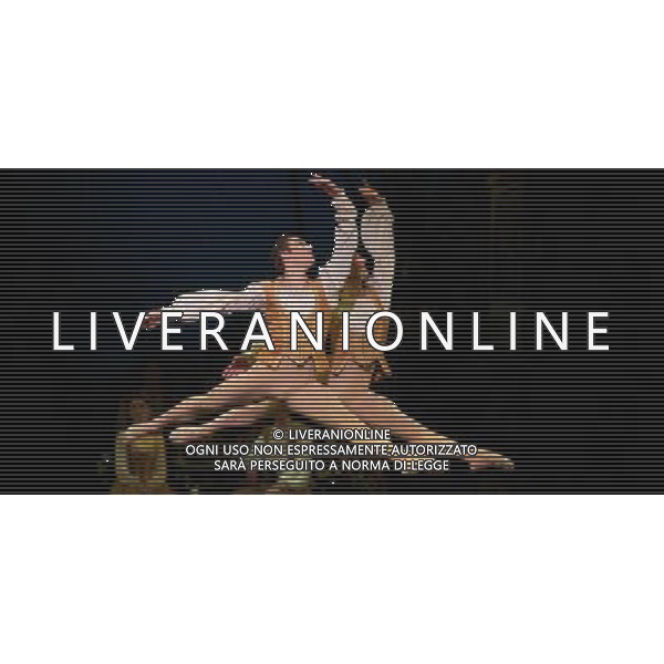 LONDON, UNITED KINGDOM MARCH 22 : Pic Shows Dress Rehearsal for Swan Lake at the Coliseum theater on March, 22nd, 2011 in London, England ©photoshot/Agenzia Aldo Liverani Sas - ITALY ONLY - Ballerini di danza classica durante la rappresentazione dello spettacolo teatrale \'Il Lago dei Cigni\' al Teatro Colosseo di Londra, Inghilterra 22 marzo 2011.