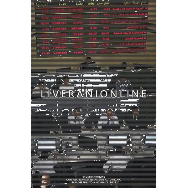 (110323) -- CAIRO, March 23, 2011 () -- Egyptians work at the Cairo stock exchange in Cairo, Egypt, on March 23, 2011. The benchmark index of Egypt\'s stock market has closed almost 9 percent lower after a nearly two-month closure. (/Wissam Nassar) Operatori della Borsa Egiziana al Cairo AG. ALDO LIVERANI SAS ITALY ONLY *** Local Caption *** .