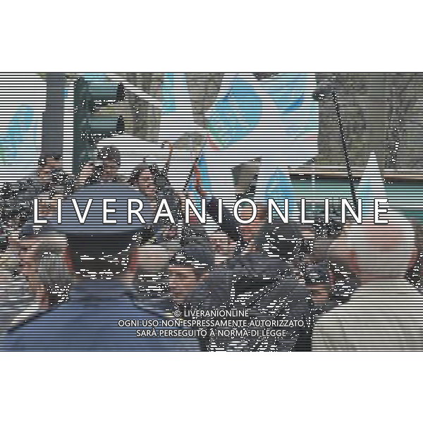 MILANO 28/03/2011 PALAZZO DI GIUSTIZIA PROCESSO MEDIATRADE NELLA FOTO : IL PRESIDENTE DEL CONSIGLIO DEI MINISTRI SILVIO BERLUSCONI MENTRE SALUTA LA FOLLA DEI SOSTENITORI FUORI DAL PALAZZO DI GIUSTIZIA DOPO L\'UDIENZA CHE LO RIGUARDA FOTO GAZZANIGA / AG. ALDO LIVERANI SAS