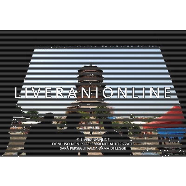 (110328) -- TAIYUAN, March 28, 2011 () -- File photo taken on Sept. 8, 2008 shows tourists pay a visit to Yingxian Wooden Pagoda, north China\'s Shanxi Province. The Yingxian Wooden Pagoda, also named Sakyamuni Pagoda of Fogong Temple, is to apply for the world cultural heritage site. The Pagoda is regarded as the highest and oldest wooden structure in the world. (/Yan Yan) (lfj) Nelle foto la Pagoda in legno Yingxian chiamata anche Sakyamuni Pagoda del Tempio Fogong  considerata il patrimonio culturale mondiale. La Pagoda  considerata come la pi alta e pi antica struttura in legno del mondo. AG. ALDO LIVERANI SAS ITALY ONLY *** Local Caption *** .