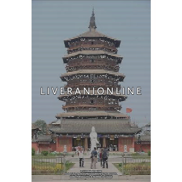 (110328) -- TAIYUAN, March 28, 2011 () -- File photo taken on Sept. 8, 2008 shows tourists pay a visit to Yingxian Wooden Pagoda, north China\'s Shanxi Province. The Yingxian Wooden Pagoda, also named Sakyamuni Pagoda of Fogong Temple, is to apply for the world cultural heritage site. The Pagoda is regarded as the highest and oldest wooden structure in the world. (/Yan Yan) (lfj) Nelle foto la Pagoda in legno Yingxian chiamata anche Sakyamuni Pagoda del Tempio Fogong  considerata il patrimonio culturale mondiale. La Pagoda  considerata come la pi alta e pi antica struttura in legno del mondo. AG. ALDO LIVERANI SAS ITALY ONLY *** Local Caption *** .