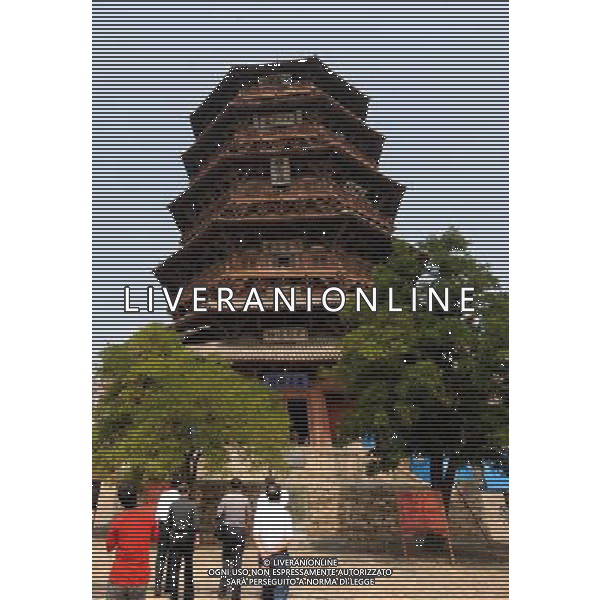 (110328) -- TAIYUAN, March 28, 2011 () -- File photo taken on Sept. 8, 2008 shows tourists pay a visit to Yingxian Wooden Pagoda, north China\'s Shanxi Province. The Yingxian Wooden Pagoda, also named Sakyamuni Pagoda of Fogong Temple, is to apply for the world cultural heritage site. The Pagoda is regarded as the highest and oldest wooden structure in the world. (/Yan Yan) (lfj) Nelle foto la Pagoda in legno Yingxian chiamata anche Sakyamuni Pagoda del Tempio Fogong  considerata il patrimonio culturale mondiale. La Pagoda  considerata come la pi alta e pi antica struttura in legno del mondo. AG. ALDO LIVERANI SAS ITALY ONLY *** Local Caption *** .