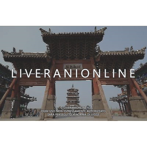 (110328) -- TAIYUAN, March 28, 2011 () -- File photo taken on Sept. 8, 2008 shows tourists pay a visit to Yingxian Wooden Pagoda, north China\'s Shanxi Province. The Yingxian Wooden Pagoda, also named Sakyamuni Pagoda of Fogong Temple, is to apply for the world cultural heritage site. The Pagoda is regarded as the highest and oldest wooden structure in the world. (/Yan Yan) (lfj) Nelle foto la Pagoda in legno Yingxian chiamata anche Sakyamuni Pagoda del Tempio Fogong  considerata il patrimonio culturale mondiale. La Pagoda  considerata come la pi alta e pi antica struttura in legno del mondo. AG. ALDO LIVERANI SAS ITALY ONLY *** Local Caption *** .