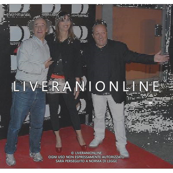 MILANO 30/3(2011 SPAZIO ANTOLOGICO VIA MECENATE, 84 SERATA DI BENEFICENZA IN OCCASIONE DELLA PRIMA TELEVISIVA: -DOPPIA DIFESA- CONDOTTA DI MICHELLE HUNZIKER NELLA FOTO BENEDETTA PARODI CON BRUNO ARENA E MAX CAVALLARI (I FICHI D\' INDIA) FOTO ROMANO/AG ALDO LIVERANI
