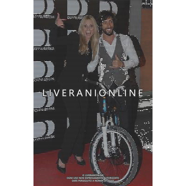 MILANO 30/3(2011 SPAZIO ANTOLOGICO VIA MECENATE, 84 SERATA DI BENEFICENZA IN OCCASIONE DELLA PRIMA TELEVISIVA: -DOPPIA DIFESA- CONDOTTA DI MICHELLE HUNZIKER NELLA FOTO MICHELLE HUNZIKER CON VITTORIO BRUMOTTI FOTO ROMANO/AG ALDO LIVERANI
