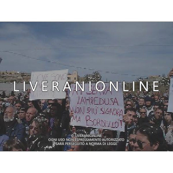 30/03/2011 ISOLA DI LAMPEDUSA LAMPEDUSA NELLA FOTO : CARTELLONI DI PROTESTA NEI CONFRONTI DEL GOVERNO DA PARTE DEGLI ISOLANI PER I DISAGI SUBITI PER VIA DEGLI INNUMEREVOLI SBARCHI DI CLANDESTINI FOTO M.CLAUSI / AG. ALDO LIVERANI SAS