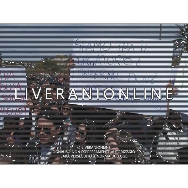 30/03/2011 ISOLA DI LAMPEDUSA LAMPEDUSA NELLA FOTO : CARTELLONI DI PROTESTA NEI CONFRONTI DEL GOVERNO DA PARTE DEGLI ISOLANI PER I DISAGI SUBITI PER VIA DEGLI INNUMEREVOLI SBARCHI DI CLANDESTINI FOTO M.CLAUSI / AG. ALDO LIVERANI SAS