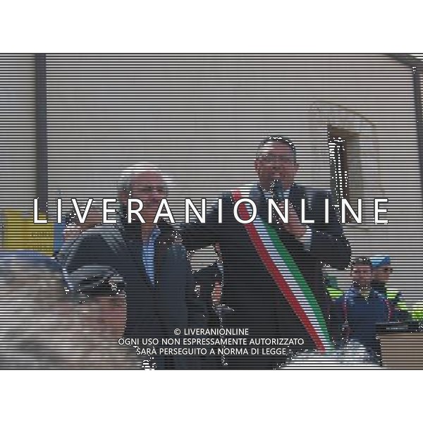 30/03/2011 ISOLA DI LAMPEDUSA LAMPEDUSA NELLA FOTO : IL PRESIDENTE DELLA REGIONE SICILIA RAFFAELE LOMBARDO E IL SINDACO DI LAMPEDUSA BERNARDINO DE RUBEIS MENTRE PARLANO AGLI ISOLANI FOTO M.CLAUSI / AG. ALDO LIVERANI SAS