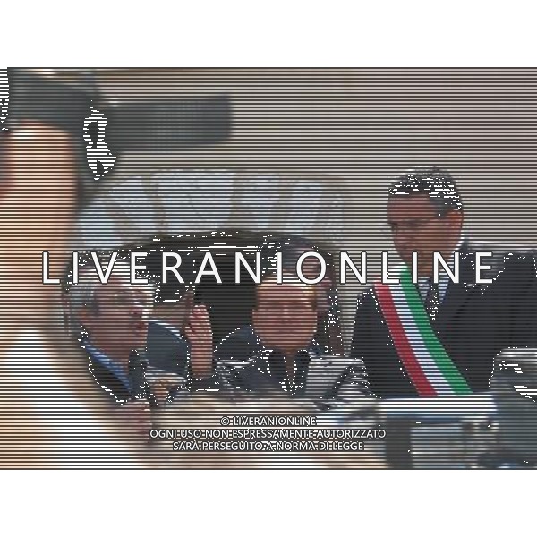 30/03/2011 ISOLA DI LAMPEDUSA LAMPEDUSA NELLA FOTO : IL PRESIDENTE DEL CONSIGLIO SILVIO BERLUSCONI MENTRE PARLA ALLA POPOLAZIONE DELL\'ISOLA CON ACCANTO IL PRESIDENTE DELLA REGIONE SICILIA RAFFAELE LOMBARDO E IL SINDACO DI LAMPEDUSA BERNARDINO DE RUBEIS FOTO M.CLAUSI / AG. ALDO LIVERANI SAS