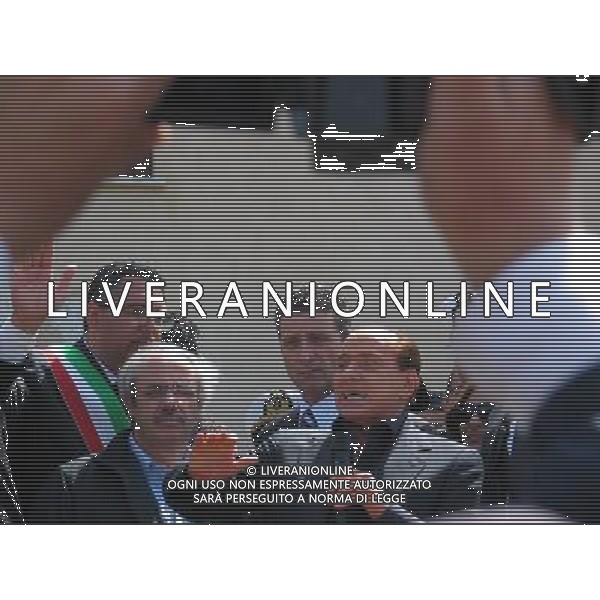 30/03/2011 ISOLA DI LAMPEDUSA LAMPEDUSA NELLA FOTO : IL PRESIDENTE DEL CONSIGLIO SILVIO BERLUSCONI MENTRE PARLA ALLA POPOLAZIONE DELL\'ISOLA CON ACCANTO IL PRESIDENTE DELLA REGIONE SICILIA RAFFAELE LOMBARDO E IL SINDACO DI LAMPEDUSA BERNARDINO DE RUBEIS FOTO M.CLAUSI / AG. ALDO LIVERANI SAS