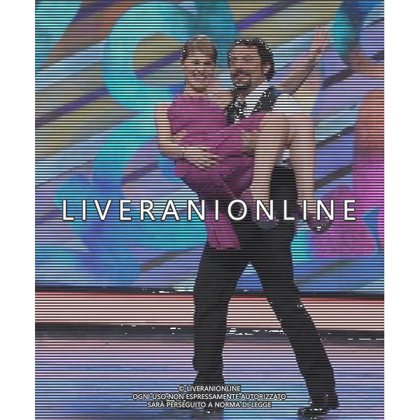 MILANO 30/03/2011 TRASMISSIONE TELEVISIVA SU CANALE 5 MEDIASET ZELIG NELLA FOTO : ENRICO BRIGNANO CON IN BRACCIO PAOLA CORTELLESI ALLA FINE DEL SUO SKETCH FOTO GAZZANIGA /AG. ALDO LIVERANI SAS