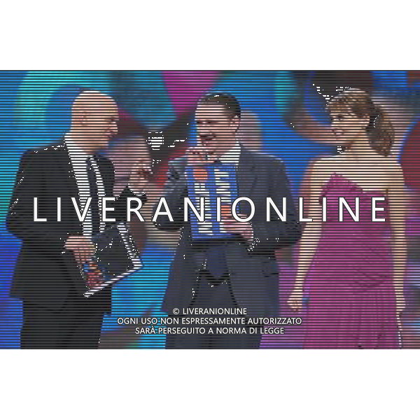 MILANO 30/03/2011 TRASMISSIONE TELEVISIVA SU CANALE 5 MEDIASET ZELIG NELLA FOTO : IL PERSONAGGIO GUARENA DELLA NINFOPOINT AL SECOLO MARCO GUARENA DURANTE IL SUO SKETCH CON CLAUDIO BISIO E PAOLA CORTELLESI FOTO GAZZANIGA /AG. ALDO LIVERANI SAS