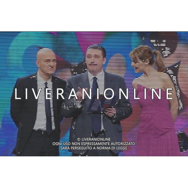 MILANO 30/03/2011 TRASMISSIONE TELEVISIVA SU CANALE 5 MEDIASET ZELIG NELLA FOTO : IL PERSONAGGIO GUARENA DELLA NINFOPOINT AL SECOLO MARCO GUARENA DURANTE IL SUO SKETCH CON CLAUDIO BISIO E PAOLA CORTELLESI FOTO GAZZANIGA /AG. ALDO LIVERANI SAS