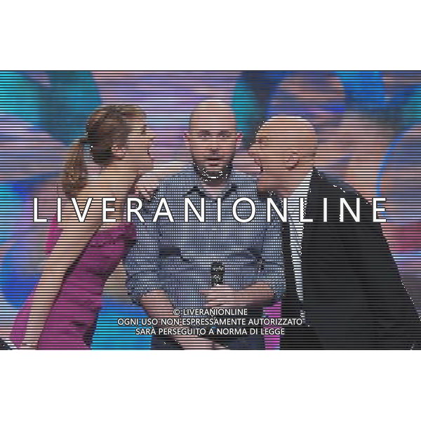 MILANO 30/03/2011 TRASMISSIONE TELEVISIVA SU CANALE 5 MEDIASET ZELIG NELLA FOTO : PAOLA CORTELLESI , PAOLO LABATI E CLAUDIO BISIO DURANTE LA TRASMISSIONE FOTO GAZZANIGA /AG. ALDO LIVERANI SAS