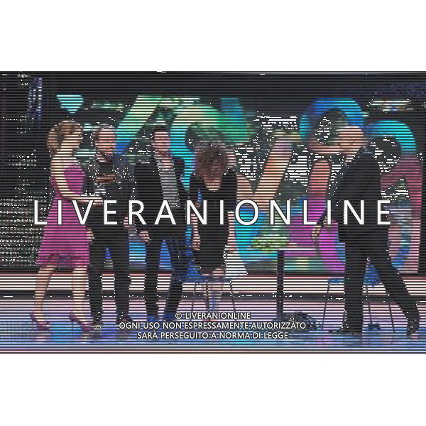 MILANO 30/03/2011 TRASMISSIONE TELEVISIVA SU CANALE 5 MEDIASET ZELIG NELLA FOTO : PAOLA CORTELLESI , GIANLUCA DE ANGELIS , GIANMARCO POZZOLI E MARTA ZOBOLI , DEL GRUPPO SAGAPO\' CON CLAUDIO BISIO FOTO GAZZANIGA /AG. ALDO LIVERANI SAS