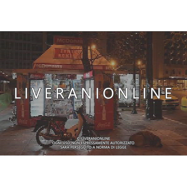 ATENY , GRECJA , ATHENS , GREECE 29.03.2011 NZ pies kiosk skuter dog motor FOT. WOJCIECH FIGURSKI / NEWSPIX.PL --- Newspix.pl *** Local Caption *** www.newspix.pl mail us: info@newspix.pl call us: 0048 022 23 22 222 --- Polish Picture Agency by Ringier Axel Springer Poland