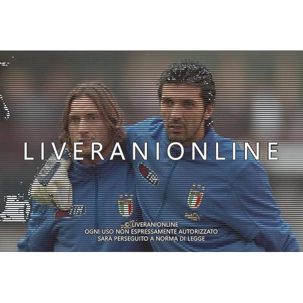 Milano Stadio Meazza di San Siro 29/03/2004 Allenamento della nazionale Italiana nella foto francesco totti e gianluigi buffon Agenzia aldo liverani