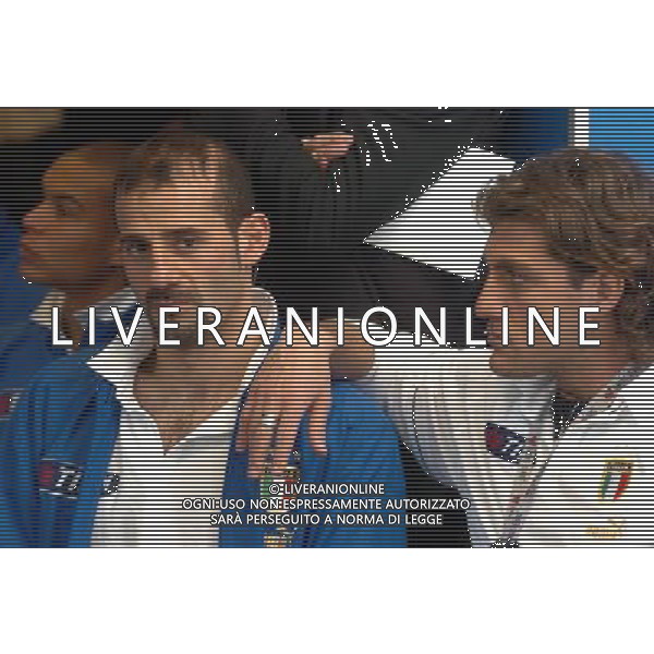 MILANO 29/03/04 ALLENAMENTO DELLA NAZIONALE ITALIANA E PRESENTAZIONE NUOVE DIVISE NELLA FOTO PANCARO GIUSEPPE CON VIERI CHRISTIAN PH GIGI ARCAINI/AG.ALDO LIVERANI