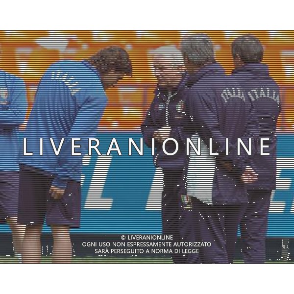 MILANO 29/03/04 ALLENAMENTO DELLA NAZIONALE ITALIANA NELLA FOTO VIERI CHRISTIAN CON TRAPATTONI GIOVANNI PH GIGI ARCAINI/AG.ALDO LIVERANI