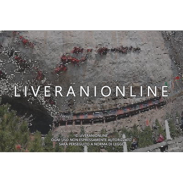 JIEXIU, April 4, 2011 People tour around Yunfeng Temple of Mianshan in Jiexiu, north China\'s Shanxi province, April 3, 2011, the first day of the Tomb Sweeping holiday. (/Fan Minda) (zym) AG. ALDO LIVERANI SAS ITALY ONLY *** Local Caption *** .