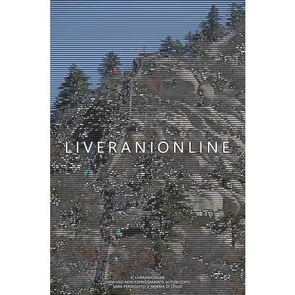 JIEXIU, April 4, 2011 People tour around North Wudang Mountain in Jiexiu, north China\'s Shanxi province, April 3, 2011, the first day of the Tomb Sweeping holiday. (/Yu Zhenhai) (zym) AG. ALDO LIVERANI SAS ITALY ONLY *** Local Caption *** .