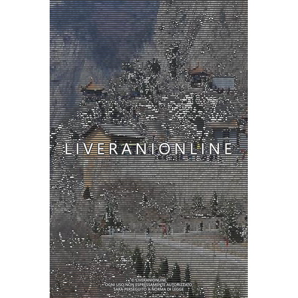 JIEXIU, April 4, 2011 People tour around Yunfeng Temple of Mianshan in Jiexiu, north China\'s Shanxi province, April 3, 2011, the first day of the Tomb Sweeping holiday. (/Fan Minda) (zym) AG. ALDO LIVERANI SAS ITALY ONLY *** Local Caption *** .