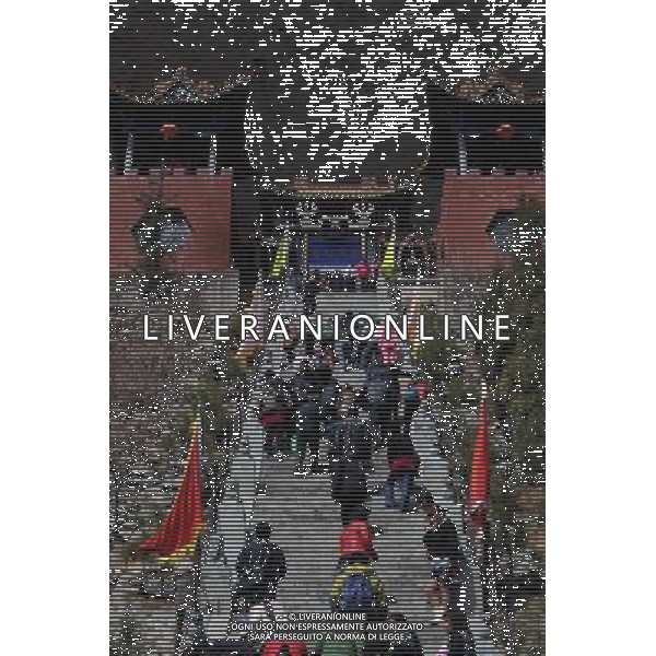 JIEXIU, April 4, 2011 People tour around Yunfeng Temple of Mianshan in Jiexiu, north China\'s Shanxi province, April 3, 2011, the first day of the Tomb Sweeping holiday. (/Fan Minda) (zym) AG. ALDO LIVERANI SAS ITALY ONLY *** Local Caption *** .