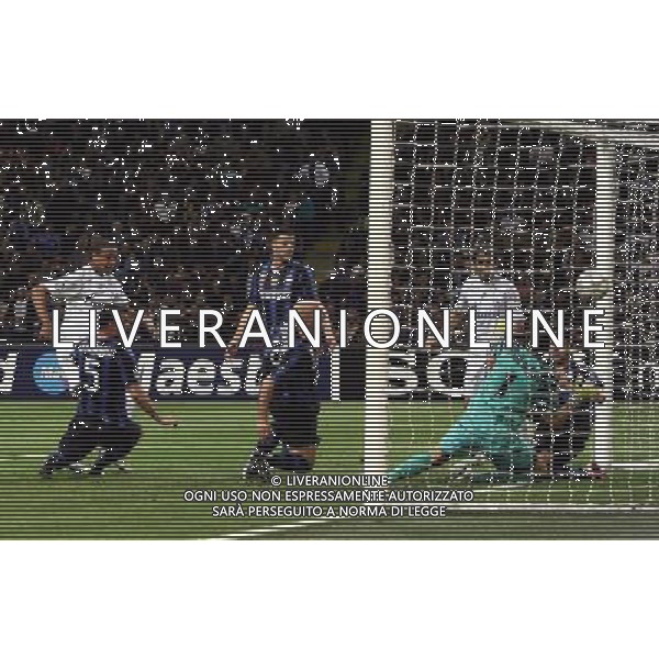 Inter - Schalke 04 andata dei quarti di Champions League 05/04/2011 nella foto il gol del pareggio di matip ©luzzani/Agenzia Aldo Liverani Sas