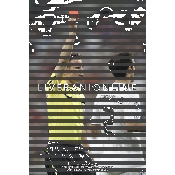 Tottenham\'s Peter Crouch red card during Champions League match on April, 5th 2011. Photo: Cesar Cebolla / ALFAQUI /AGENZIA ALDO LIVERANI SAS - ITALY ONLY - EDITORIAL USE ONLY REAL MADRID - TOTTENHAM ANDATA DEI QUARTI DI CHAMPIONS LEAGUE